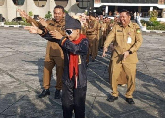 Gubernur Riau Beri Rp 20 Juta Ke Bocah Pacu jalur Viral Rayyan Arkan Dikha (11), Atlet PON ungkapkan kekecewaan sebab bonus tak cair [tribunnews]